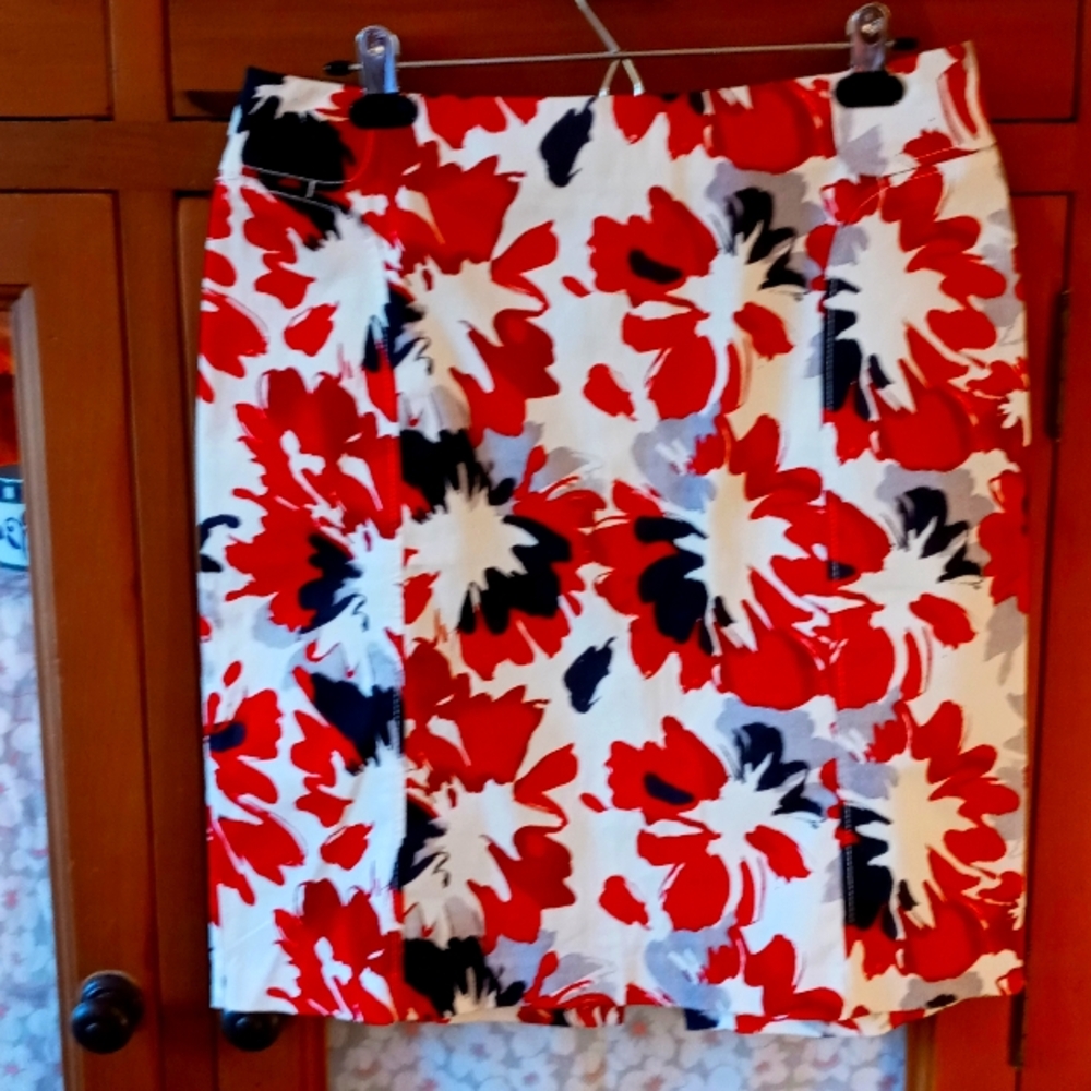 New York and Company stretch cotton floral pencil skirt size 6